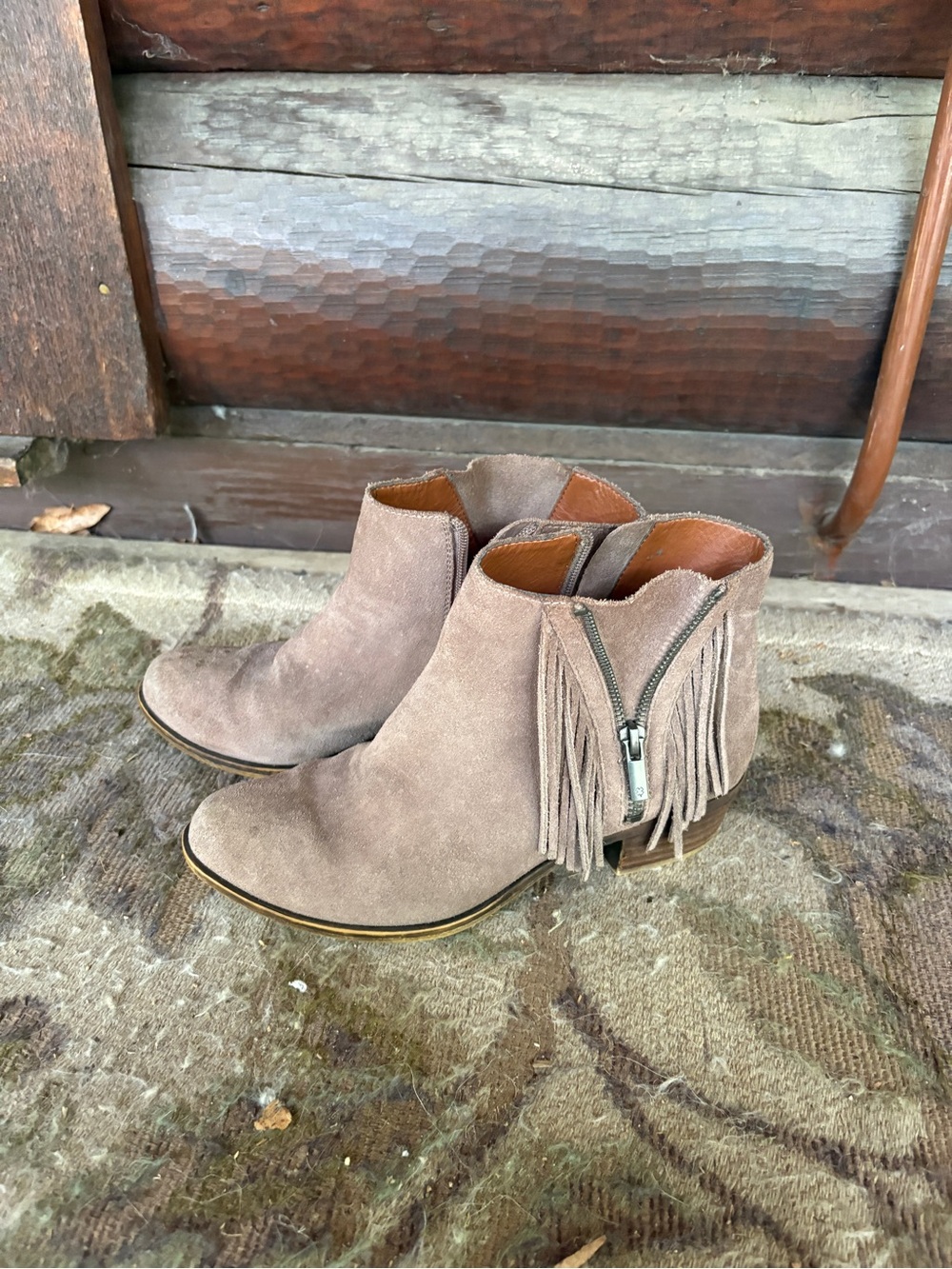 Lucky Brand 7.5 women’s boho western Taupe Suede Fringe Ankle Boots zip up shoes